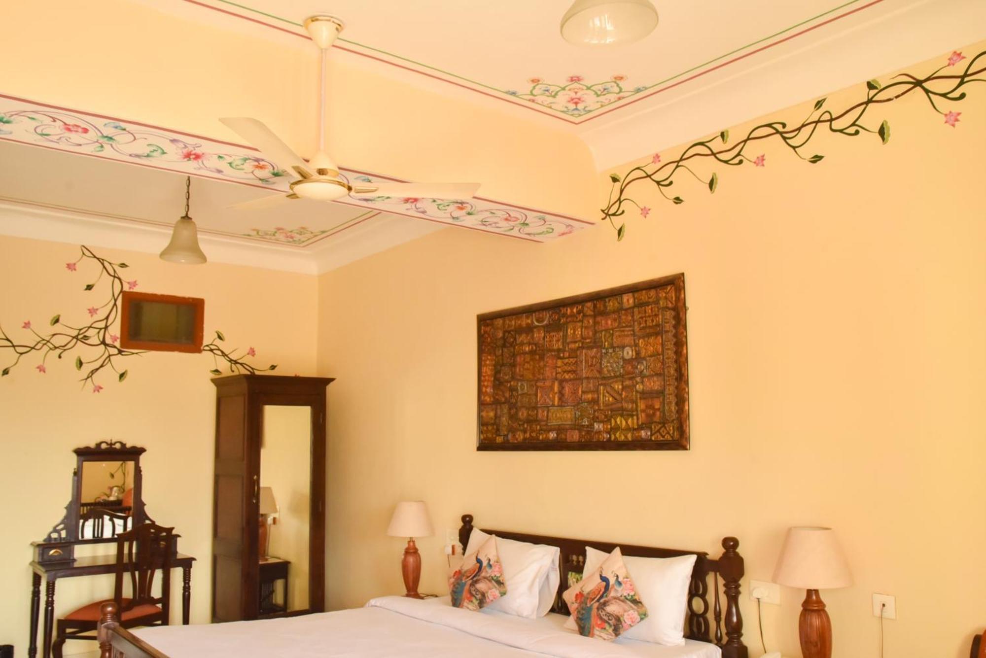 Umaid Palace - A Lakeside Heritage Palace Resort Near Jaipur Close To Bhangarh & Chand Baori Stepwell Abhaneri Dubbi Bilik gambar